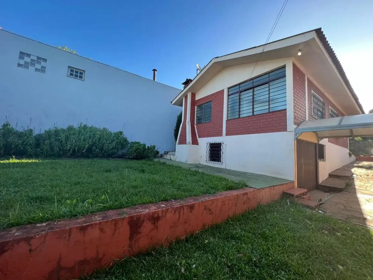 CASA 2 DORMITÓRIOS PARA LOCAÇÃO SEMI MOBILIADA, COM PÁTIO AMPLO, TODA MURADA,NA NOSSA SENH