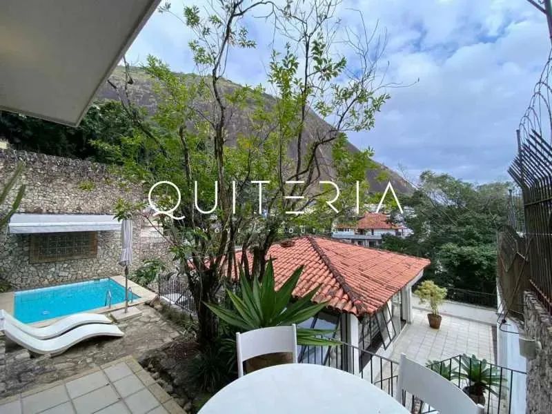 Excelente casa triplex com vista espetacular para a Lagoa, Cristo redentor e Dois Irmãos. 