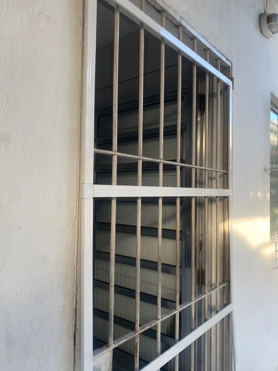 Tela mosquiteira para grade de ferro - tamanho 90cm x 210cm - Foto 2