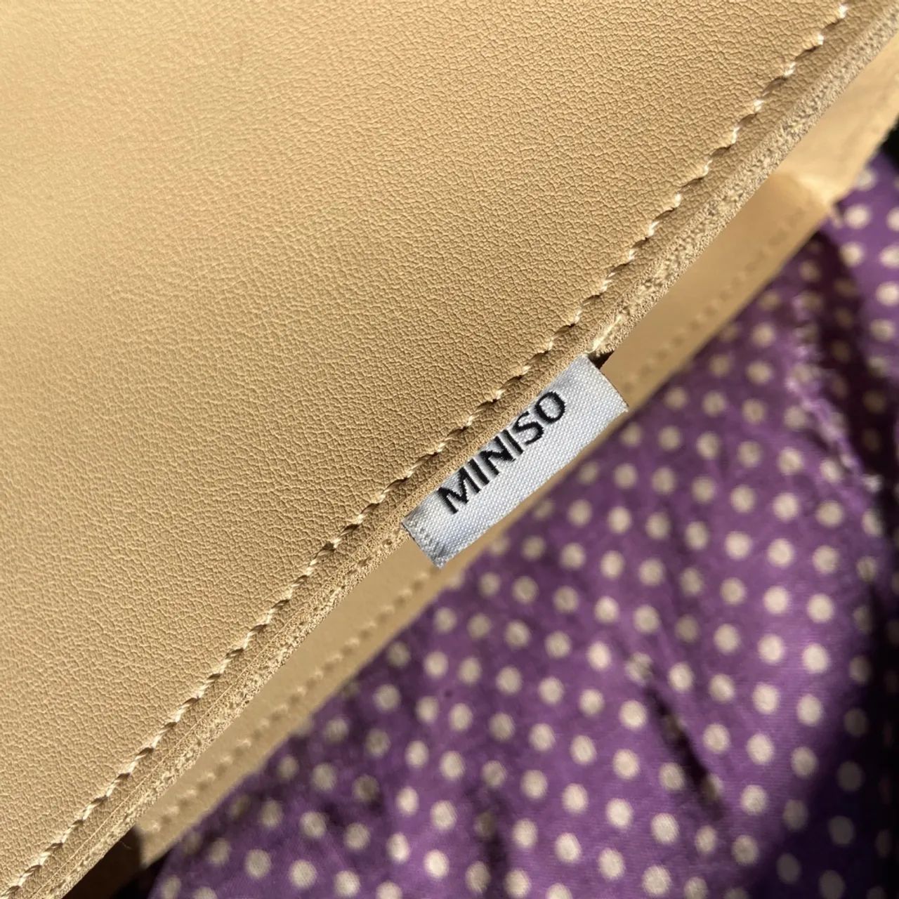 Bolsa de mão elegante bege e dourada - Foto 3