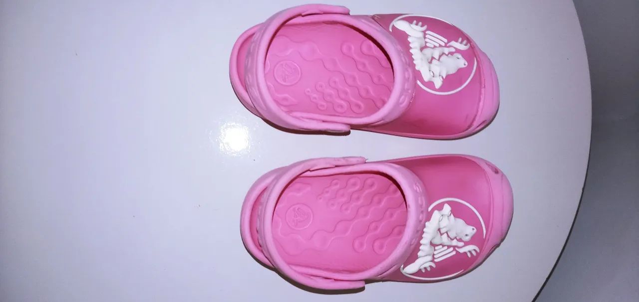  Sandália (Chinelo) Crocs/ original infantil rosa com logo do dinossauro. Tam.27 ( Usada). - Foto 2