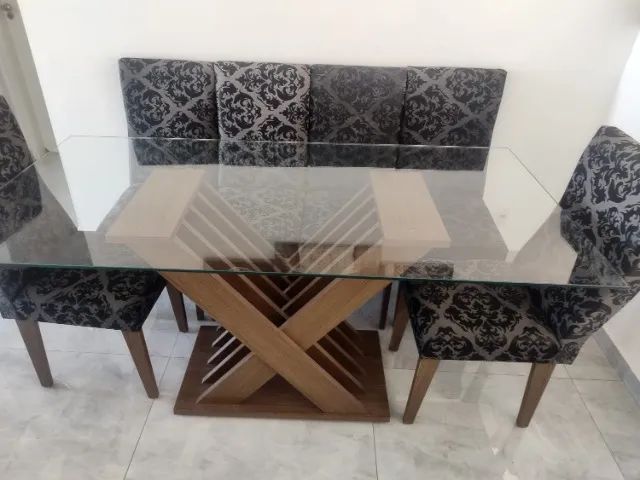 Vendo mesa com 6 cadeiras, tampo de vidro
