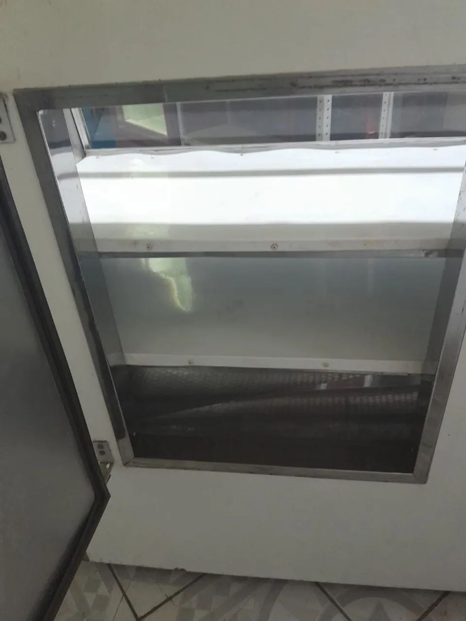 Vitrine natural bem conservada