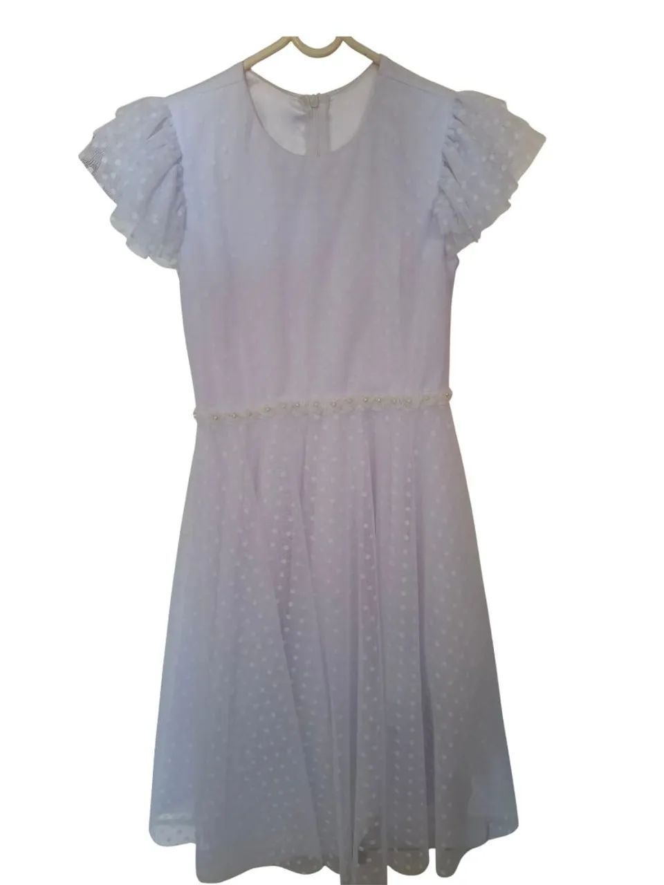 Vestido branco com tule decorado