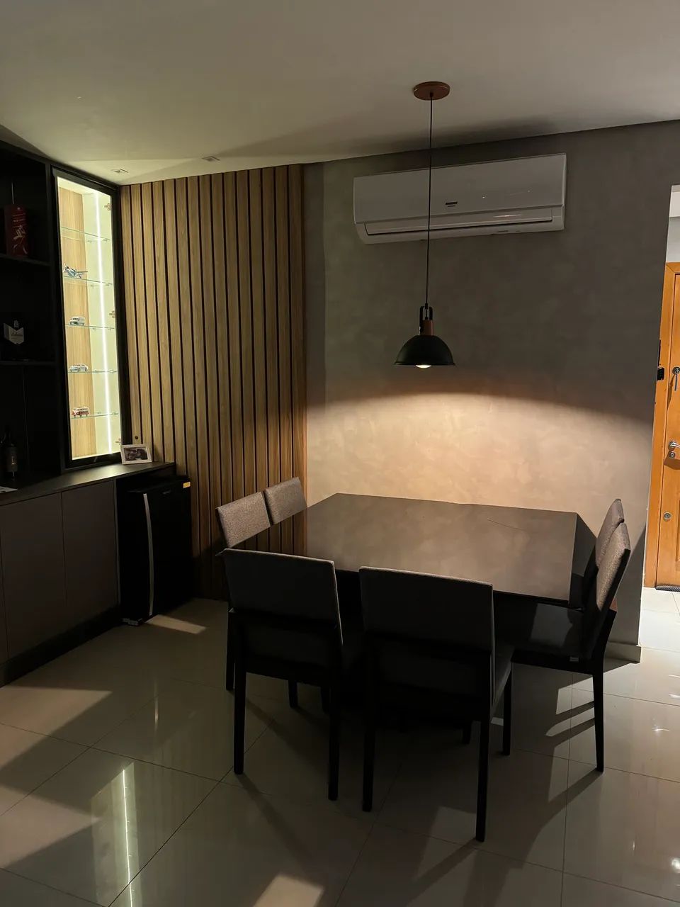 Mesa de vidro quadrada tok&stok com 6 cadeiras estofadas - Foto 4