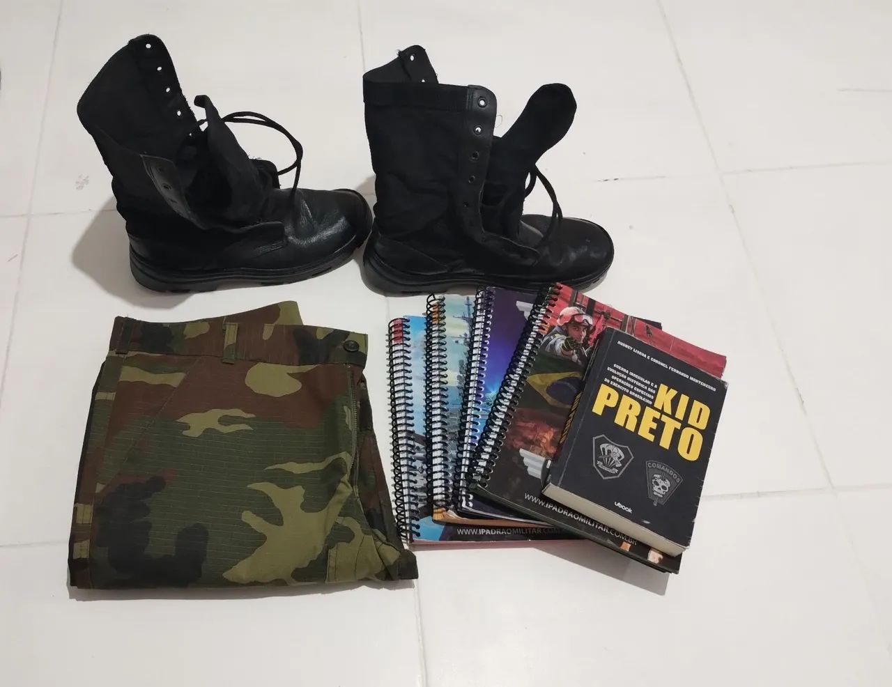 Calça original do exército, bota e livro  - Foto 5
