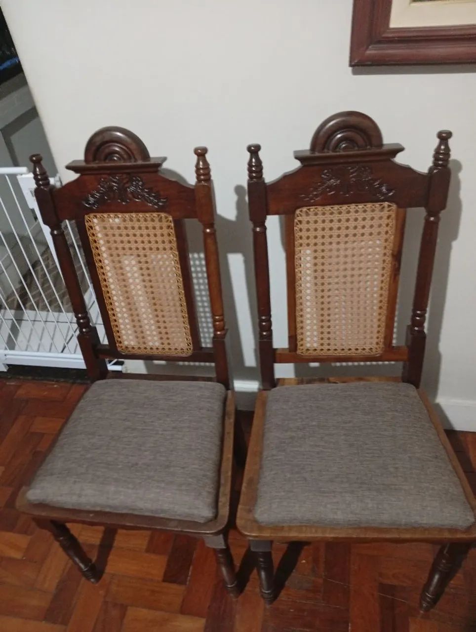 Par de cadeiras de madeira 
