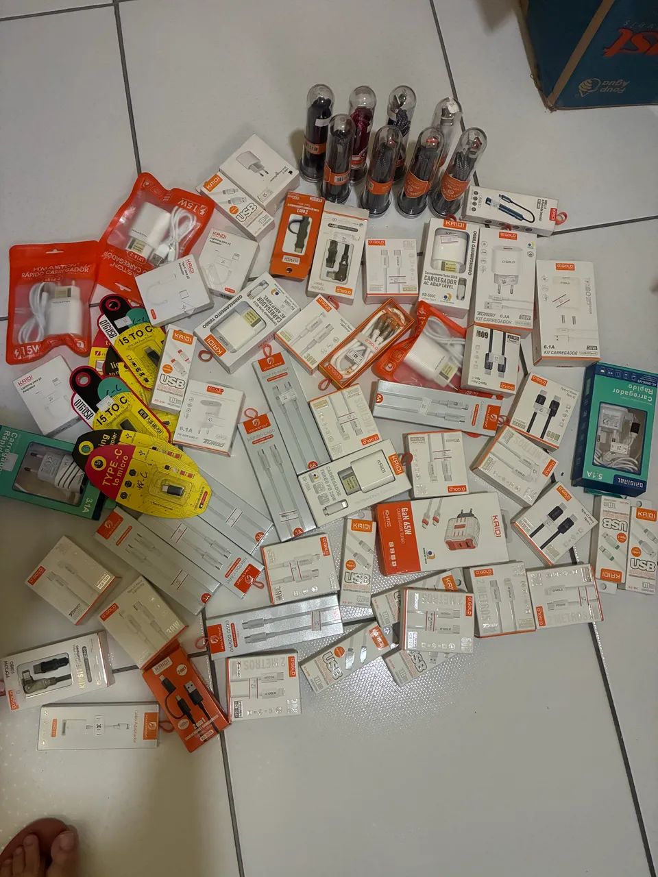 70 peças entre Carregadores fontes e cabos e adaptadores  - Foto 2