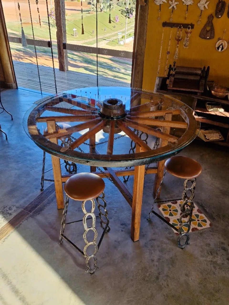 Mesa de roda com vidro e 4 bancos de ferraduras