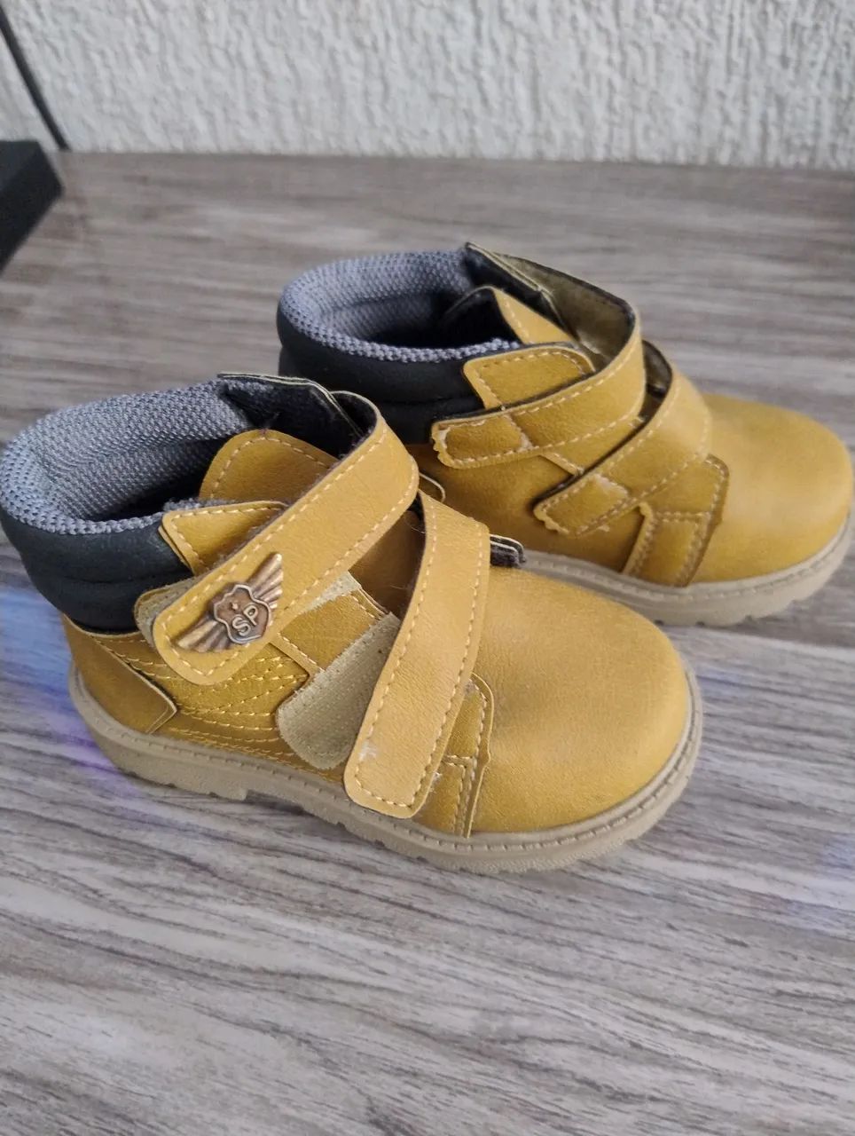 Bota infantil semi nova.