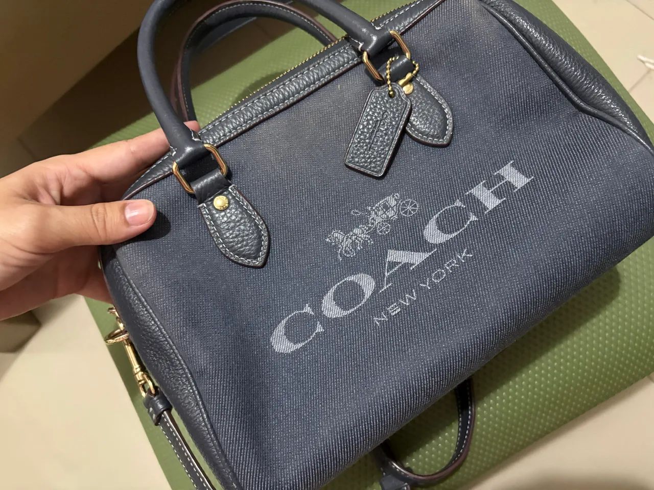 Bolsa da grife COACH versátil, acompanha alça e chaveiro da marca.  - Foto 5