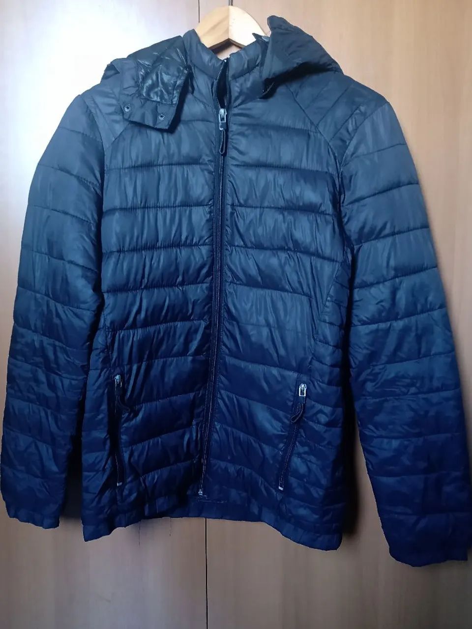 Jaqueta puffer Bershka preta com capuz p