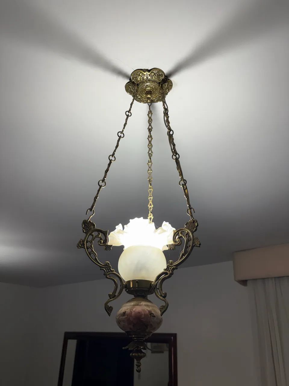 2 lustres para sala com hastes em bronze