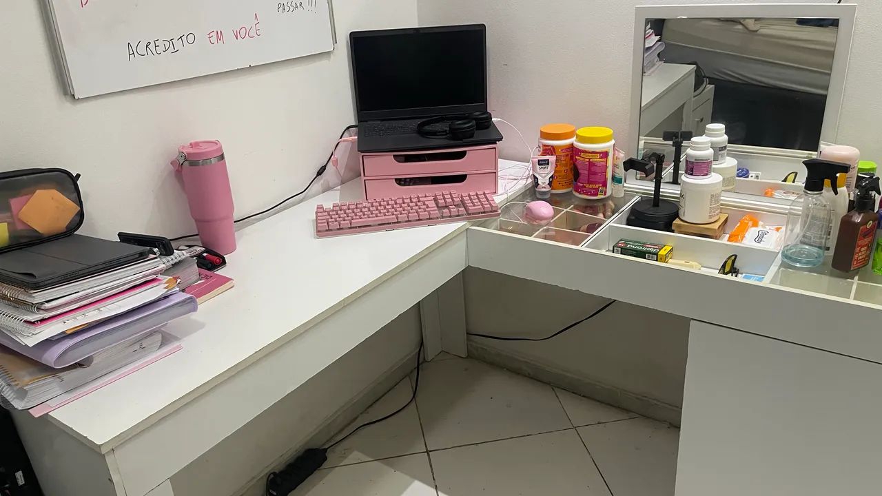 Escrivaninha e penteadeira 