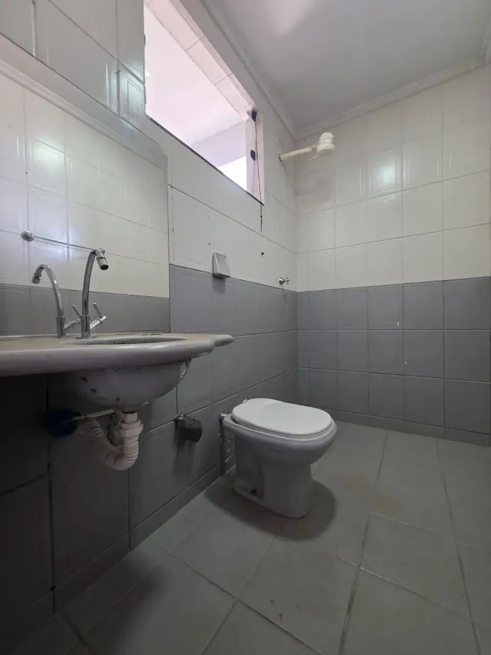 Sala comercial 42 m² com banheiro mais água incluso - Centro - Foto 3