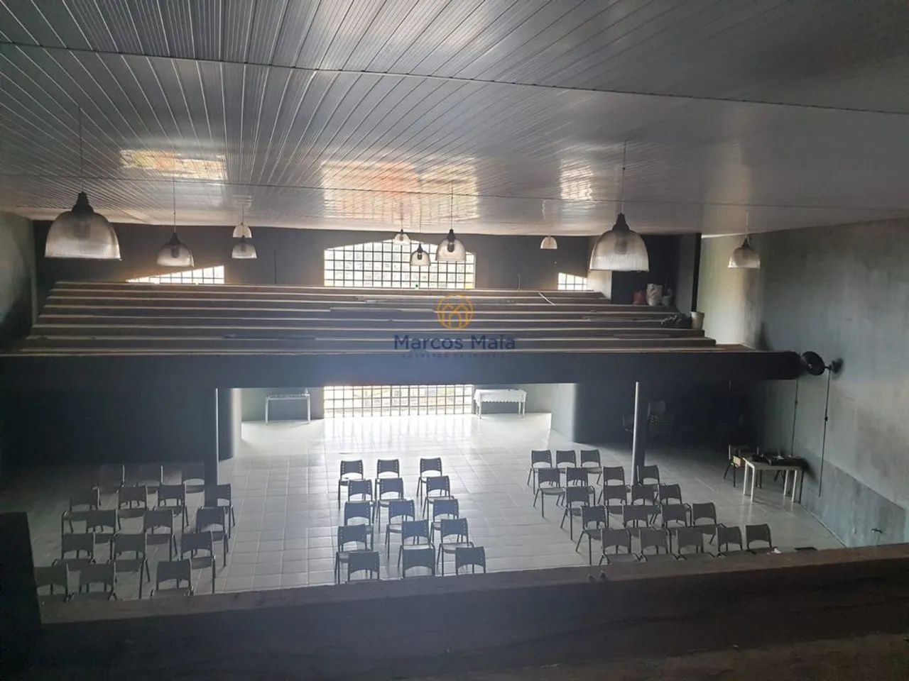 Prédio comercial atualmente sendo usado para uma ampla ingreja. - Foto 4