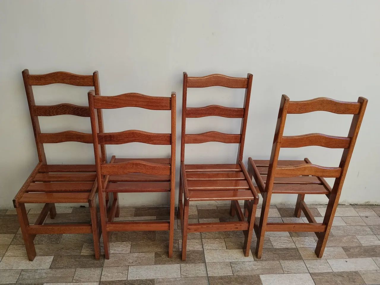 Cadeiras de madeira 