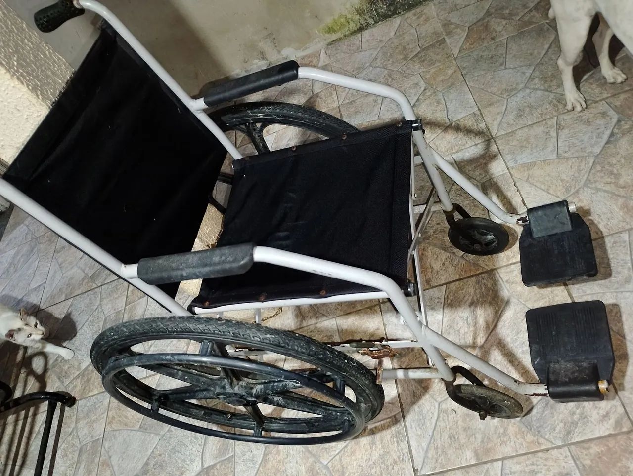 Cadeira de rodas e andador - Foto 2