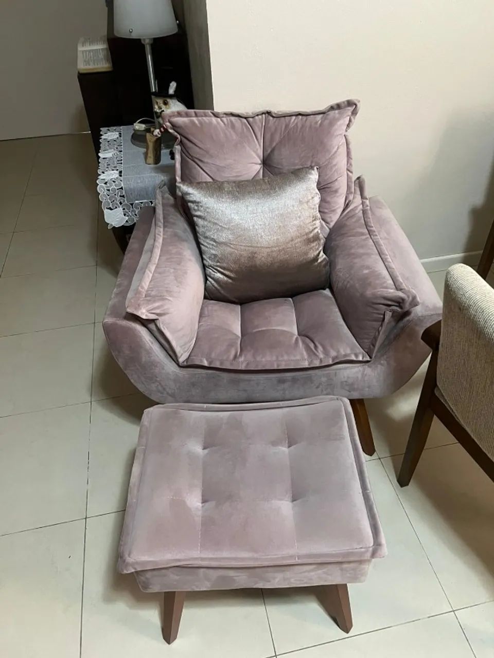 POLTRONA ESTOFADA COM BANQUINHO 