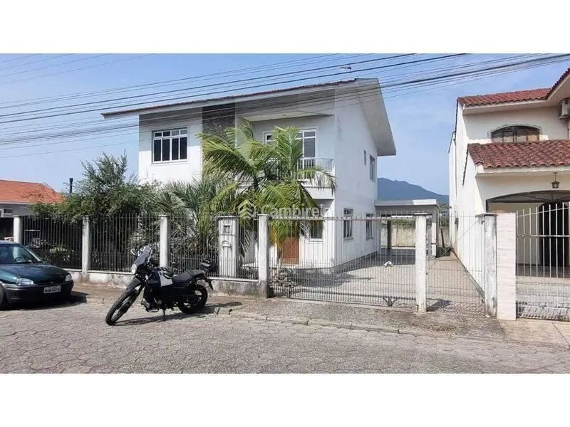 Casa 05 dormitórios à venda no Centro em Palhoça - SC