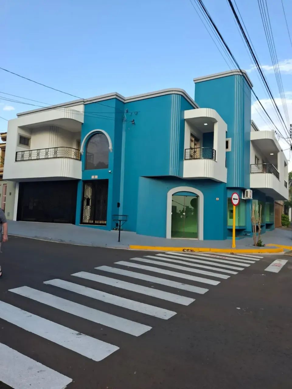 03 SALAS COMERCIAIS:  32 MTS²  ,  46 MTS²     E   64 MTS²