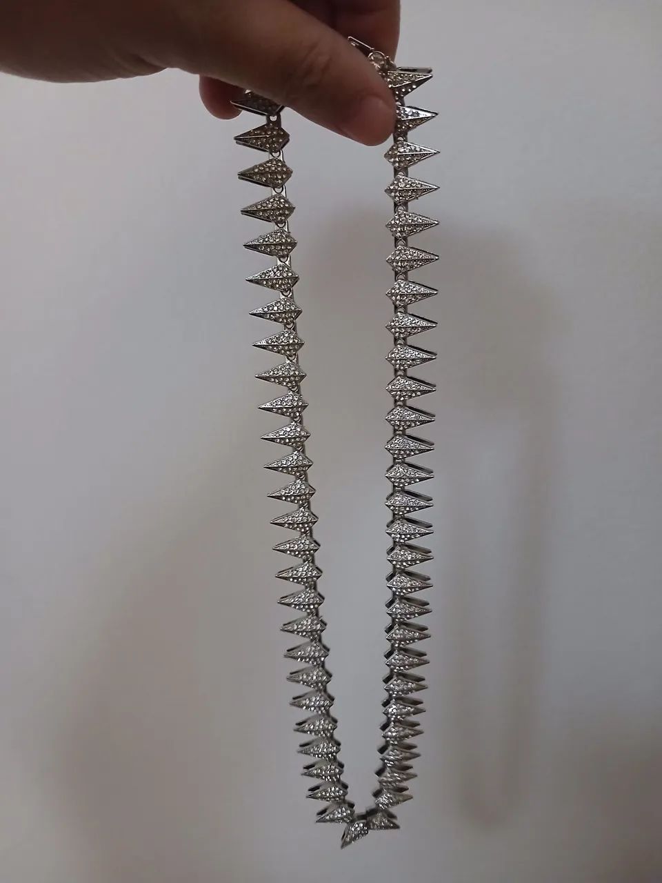 Colar com spikes e strass