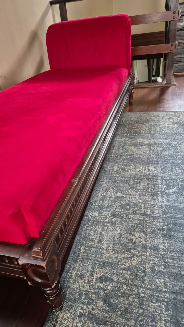 Divã antigo em madeira natural e veludo vermelho - Foto 3