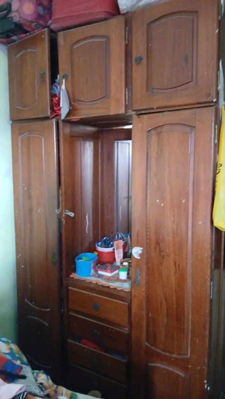 Guarda roupa de madeira 