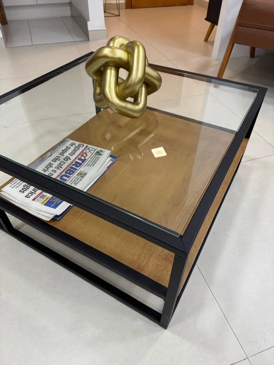 Mesa de centro em vidro, MDF e ferro