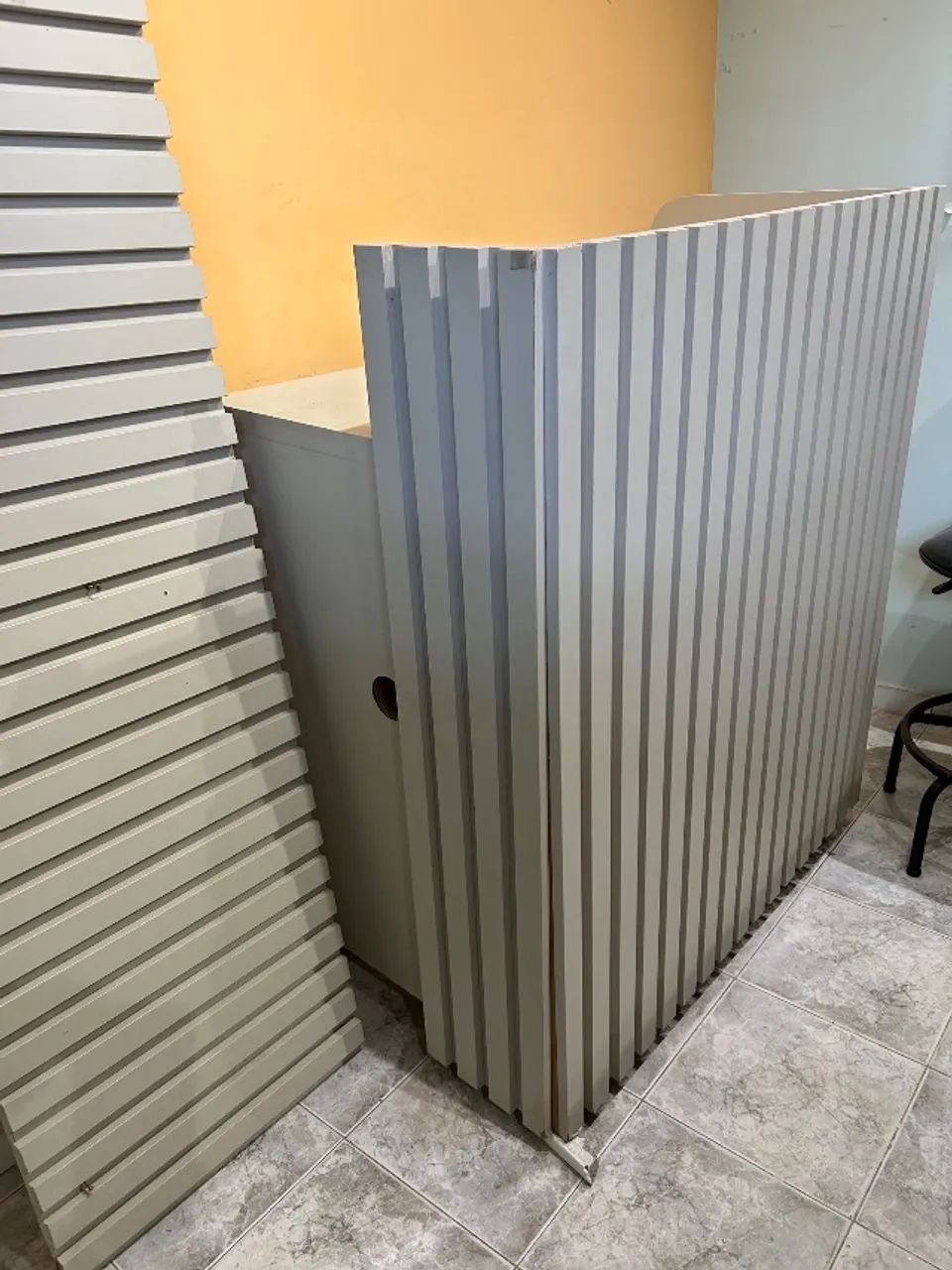 Lindo balcão comercial, com prateleira e 2  gavetas, frente ripada, todo MDF. - Foto 2