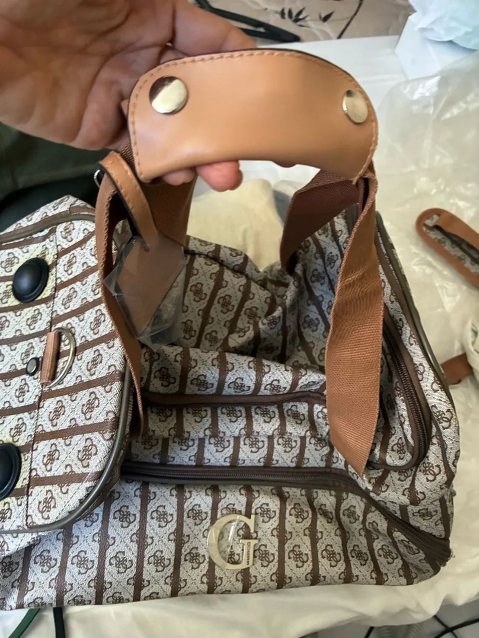 Mochila Guess Original Monograma Marrom Grande Nova - Foto 3