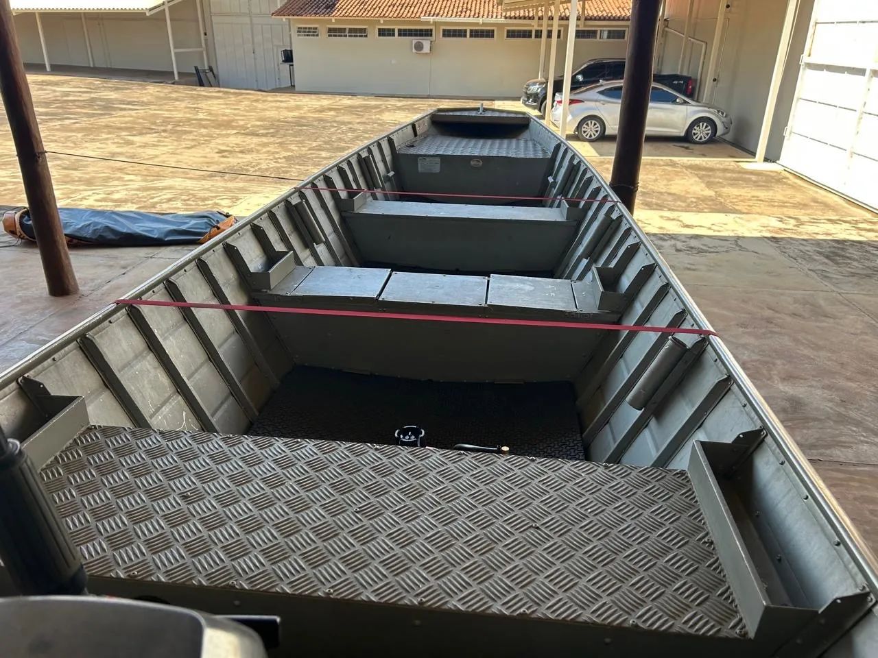 Barco em alumínio Marca Metalforte com motor de popa 25 HP - Foto 5