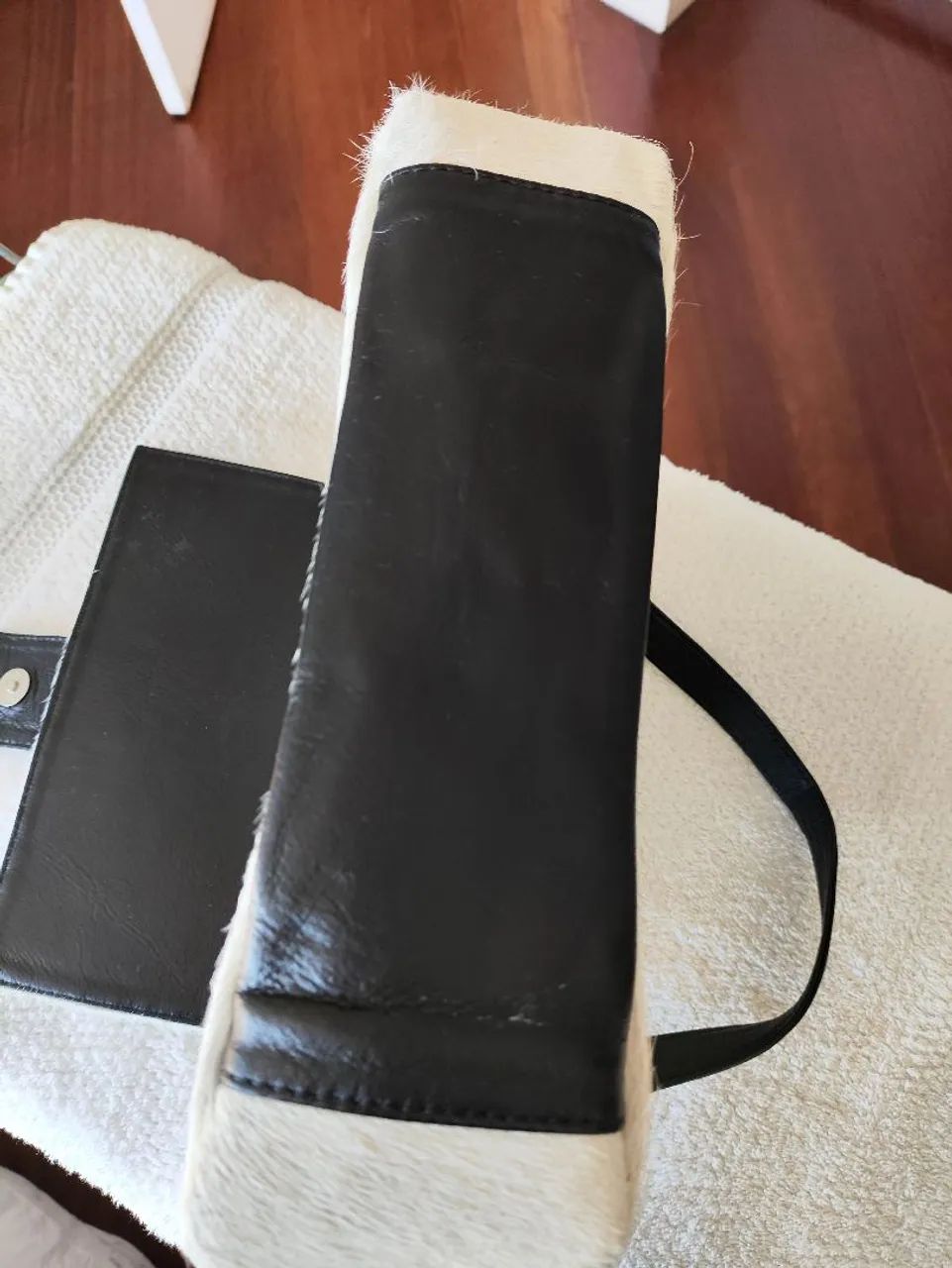 Bolsa Luiza Barcelos couro legítimo e pelos, preta e off white - Foto 5