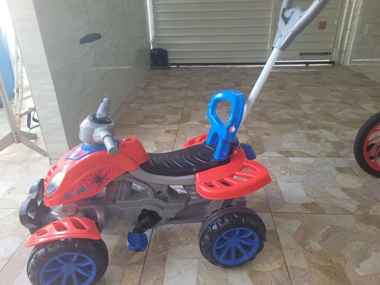 Vendo quadriciclo seminovo da bandeirantes personalizado do homem aranha ,por apenas 280. 2