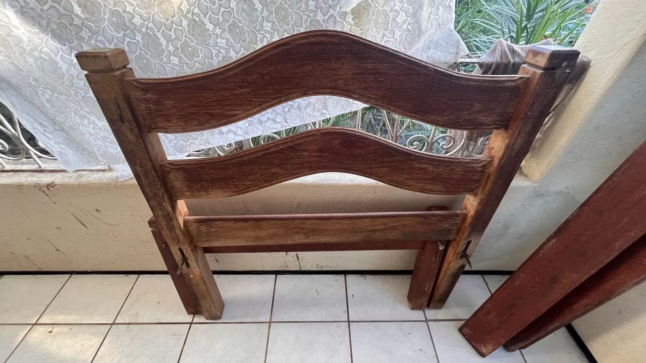 Cama de madeira maciça. Solteiro 