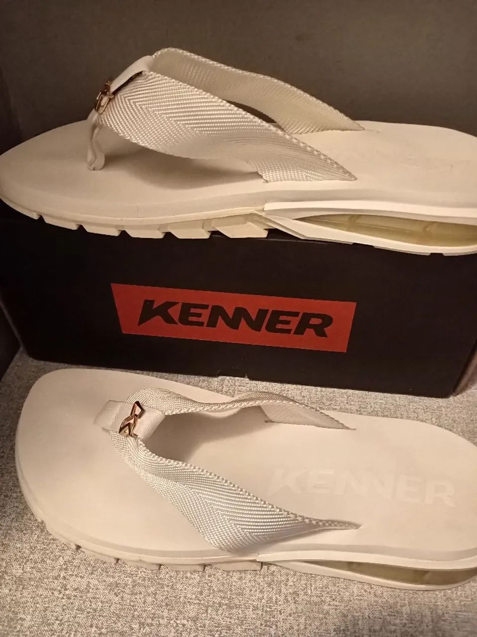 Sandália kenner cor branca, numeração 44/45. 