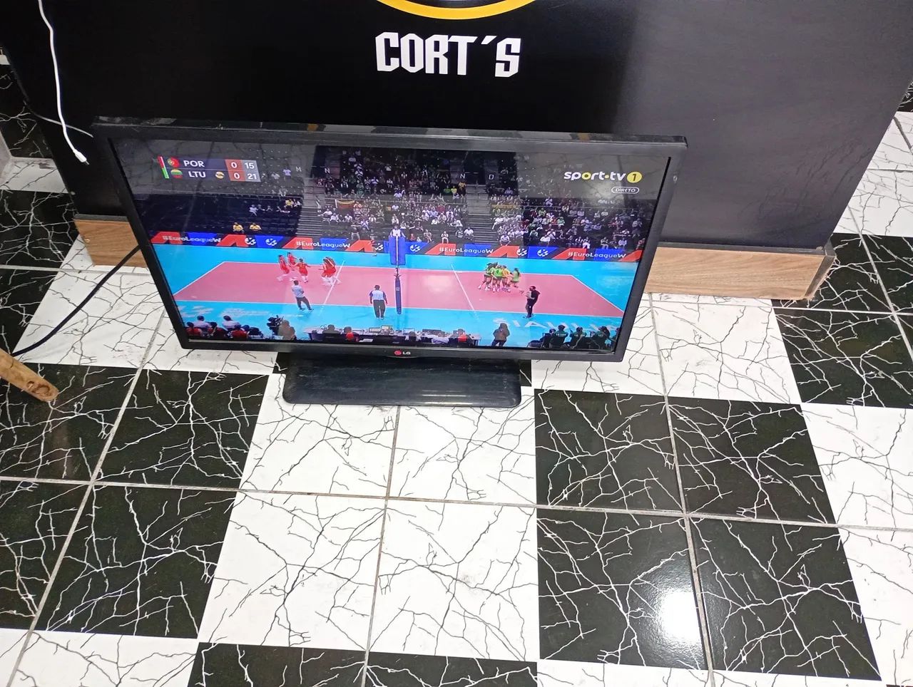 Vendo tv LG 32.poekgadas polegadas top de linha com conversor digital integrado R$ 550,00 - Foto 3