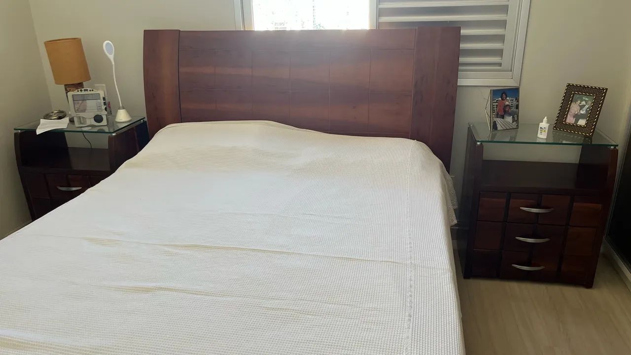 Cama Queen + mesinhas