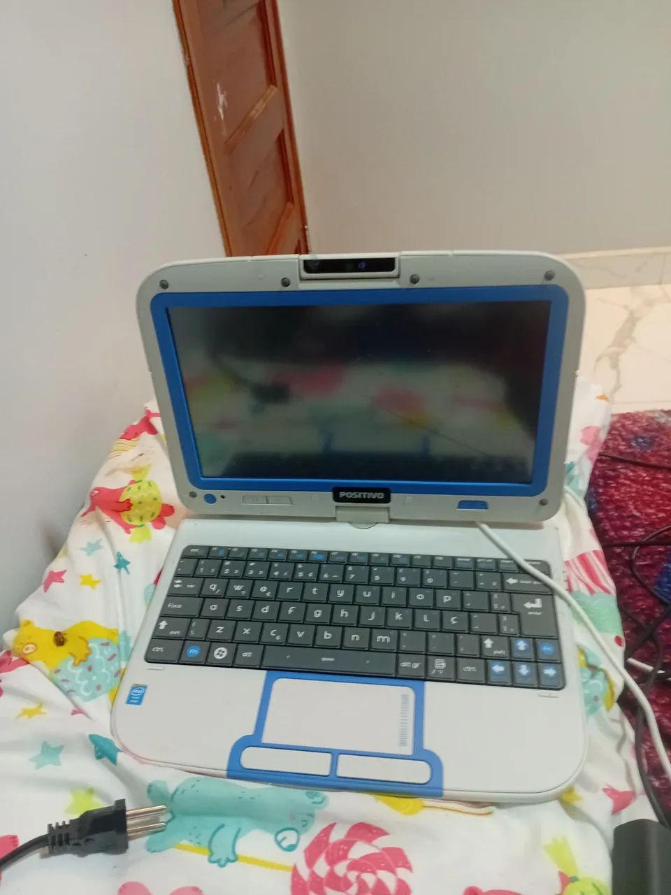 Netbook Positivo seminovo. 
