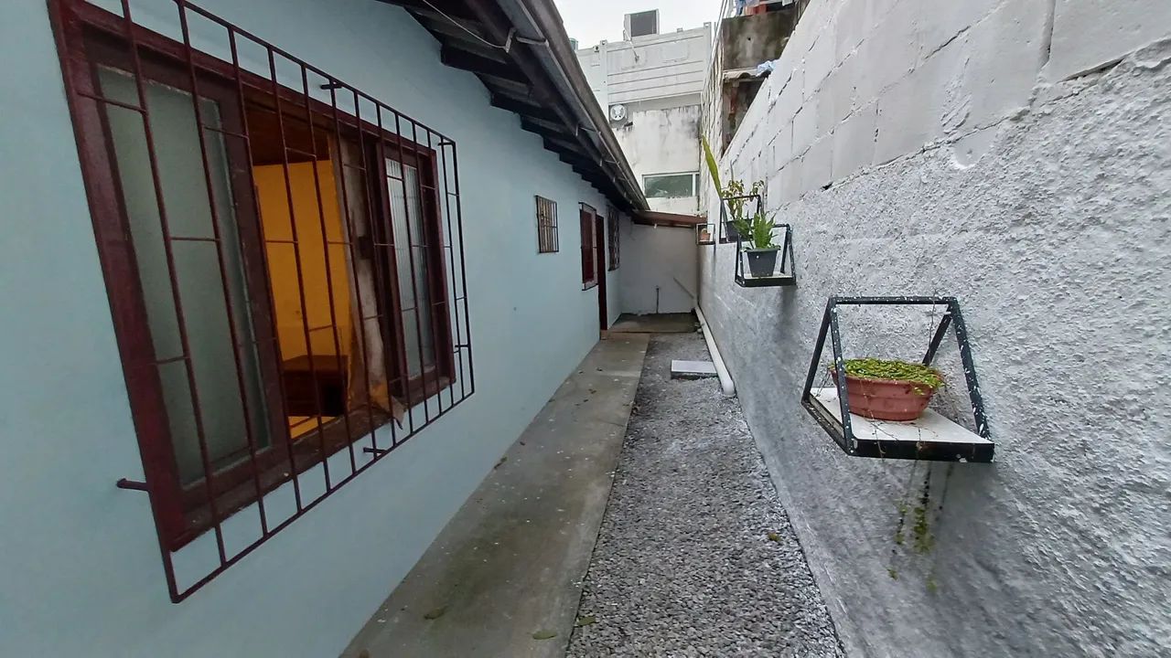 Casa semi mobiliada com 2 quartos 