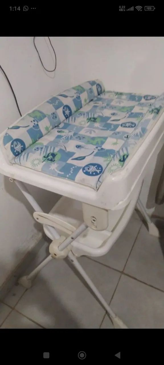 Trocador de bebê com banheira a banheira é na cor branca. - Foto 2