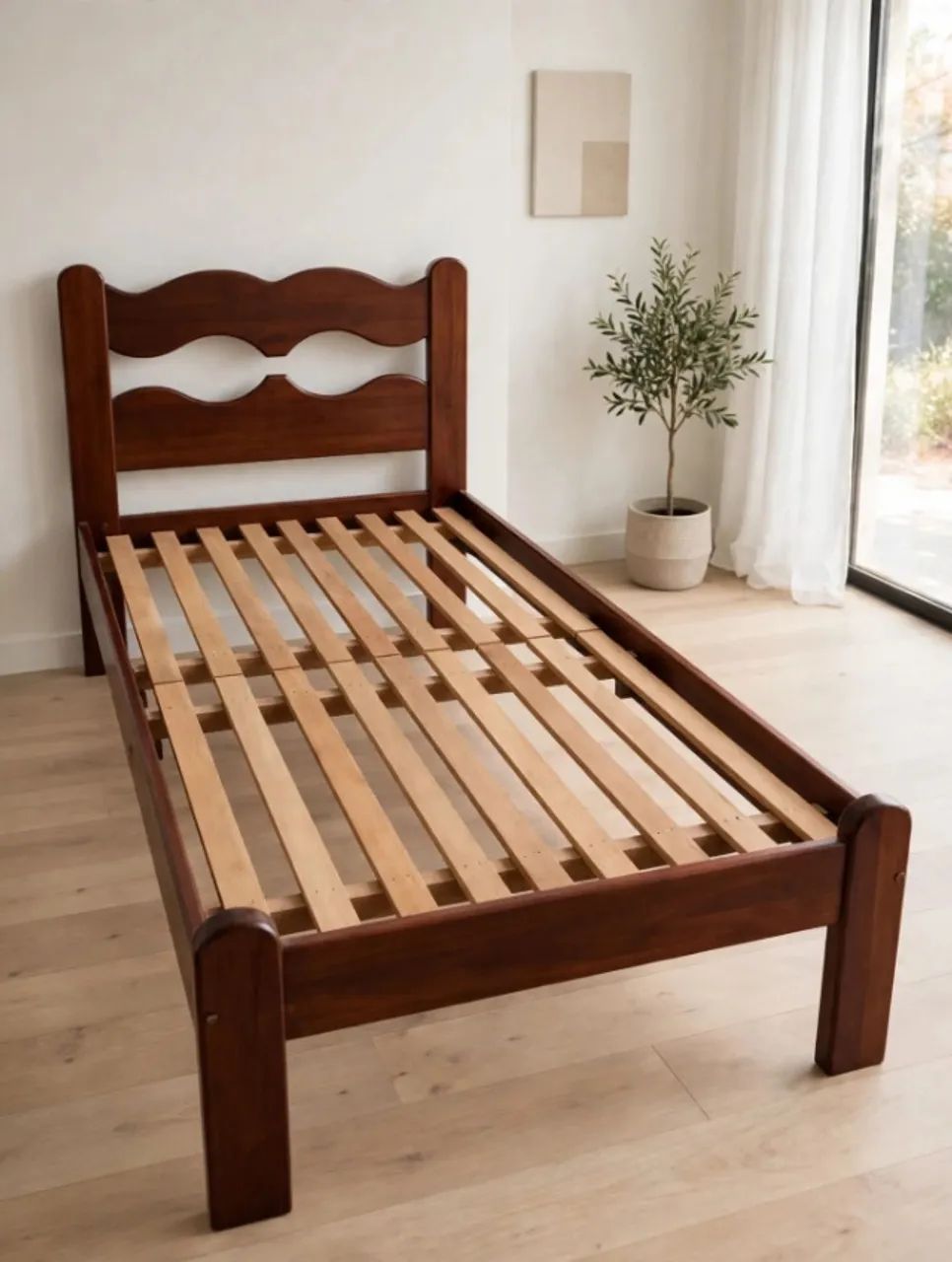 Vendo cama de solteiro de madeira (não e MDF) - Foto 2