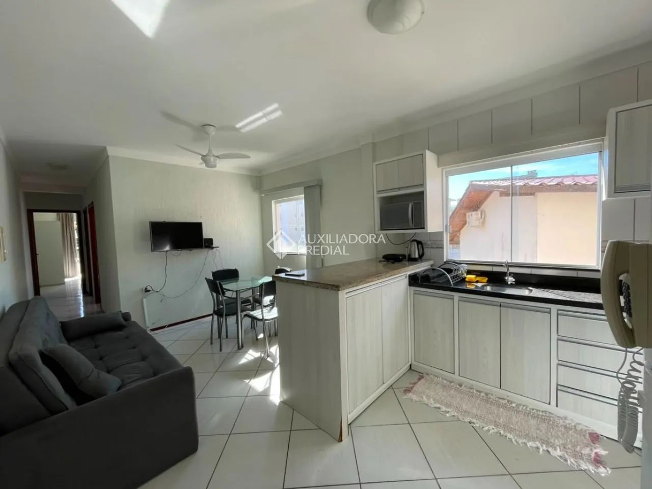 Apartamento mobiliado com 2 dormitórios, suíte e churrasqueira nos Ingleses - Foto 3