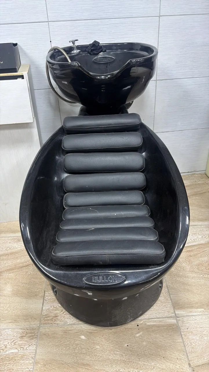 Kit de duas cadeiras e um lavatório 