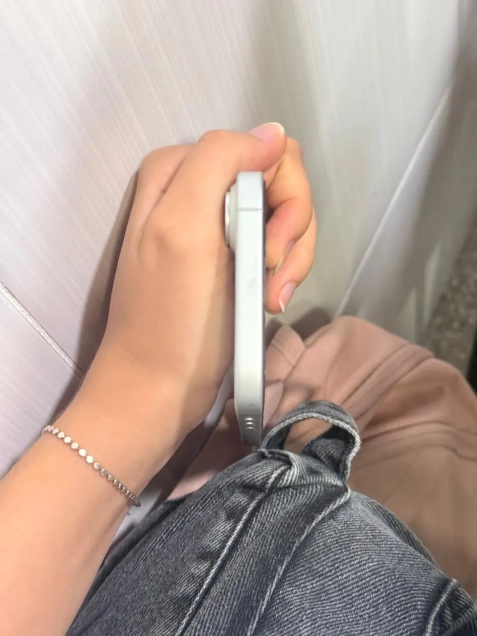 Vendo  iPhone 16 branco 128  3.980 - Foto 4