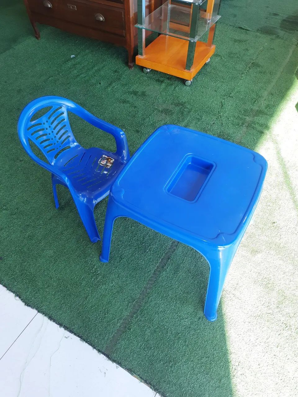 Mesinha de plástico com cadeira azul - Foto 2