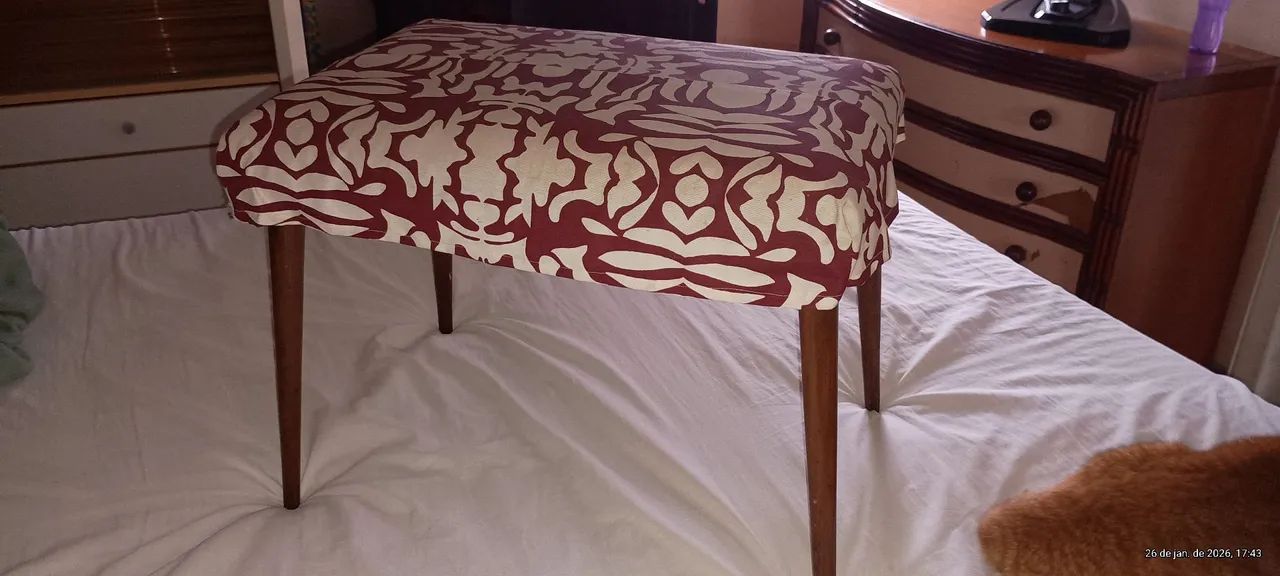 Banqueta vintage pé palito