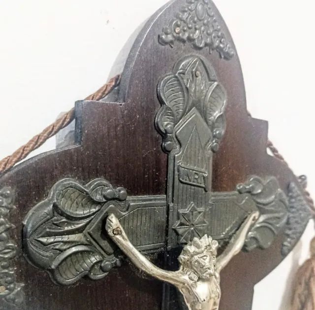 Crucifixo de parede arte sacra medindo 31x23 cm. Base em madeira maciça - Foto 5