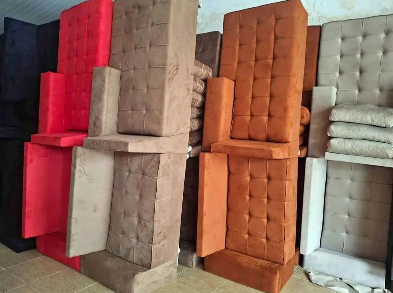 Sofá cheyse de 3 lugares com puff de brinde  - Foto 4