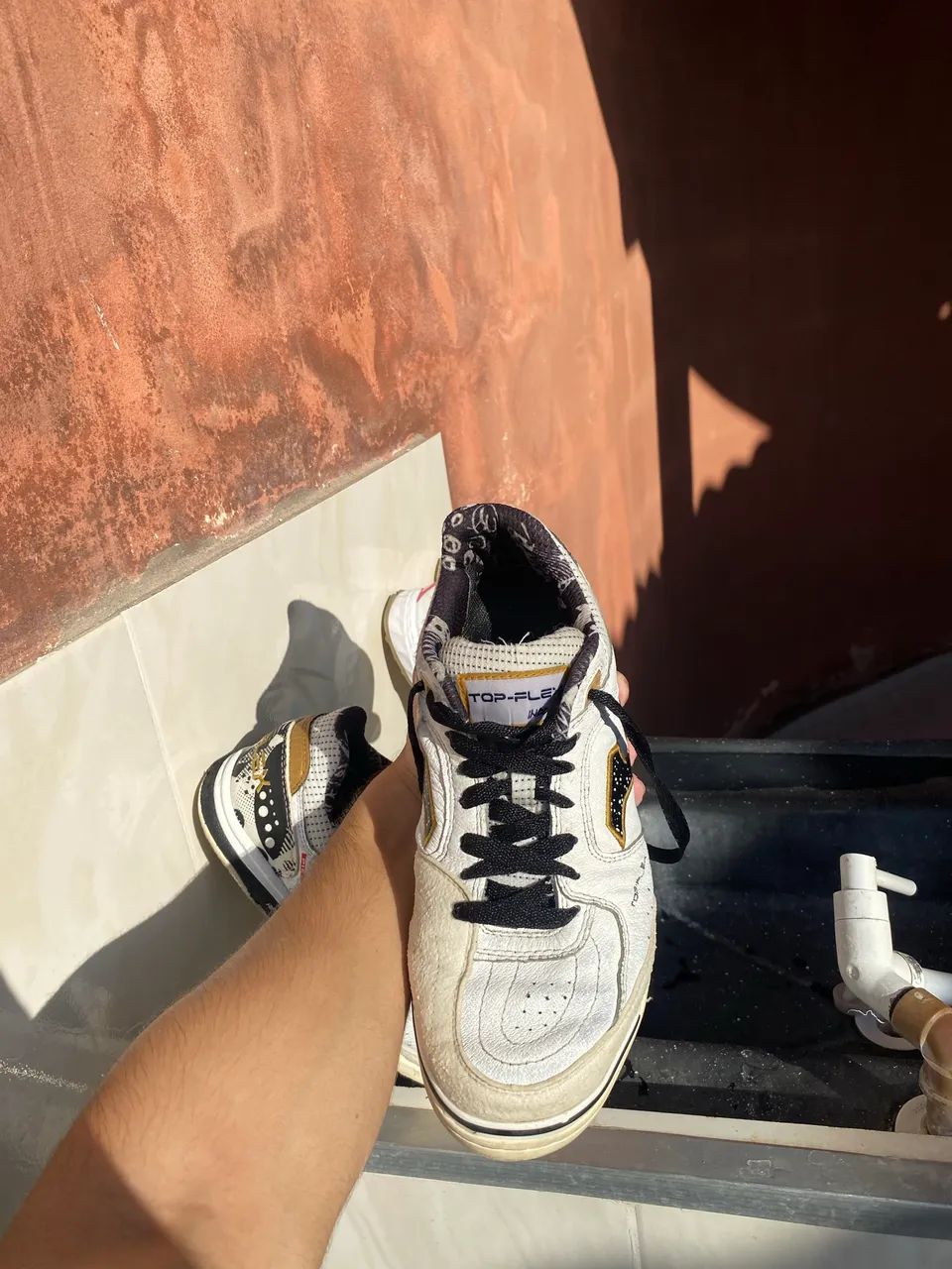 Chuteira Tênis Futsal Joma Top Flex Rebound Branca C/ Detalhes Dourados e Pretos - Foto 5